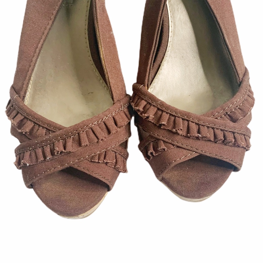 AEO Ruffle Peep Toe Wedge size 7W - Picture 4 of 12